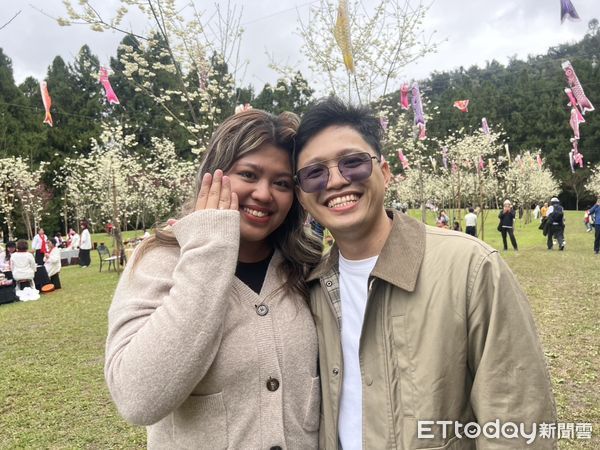 ▲菲律賓情侶參加九族櫻花祭櫻花茶會並求婚成功。（圖／九族文化村提供，下同）