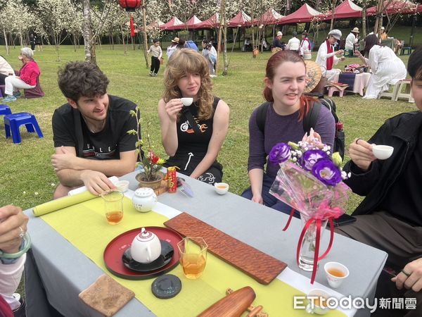 ▲九族櫻花祭第一場茶會，在俗稱「白色戀人」的台灣雪櫻櫻花林舉行。（圖／九族文化村提供）