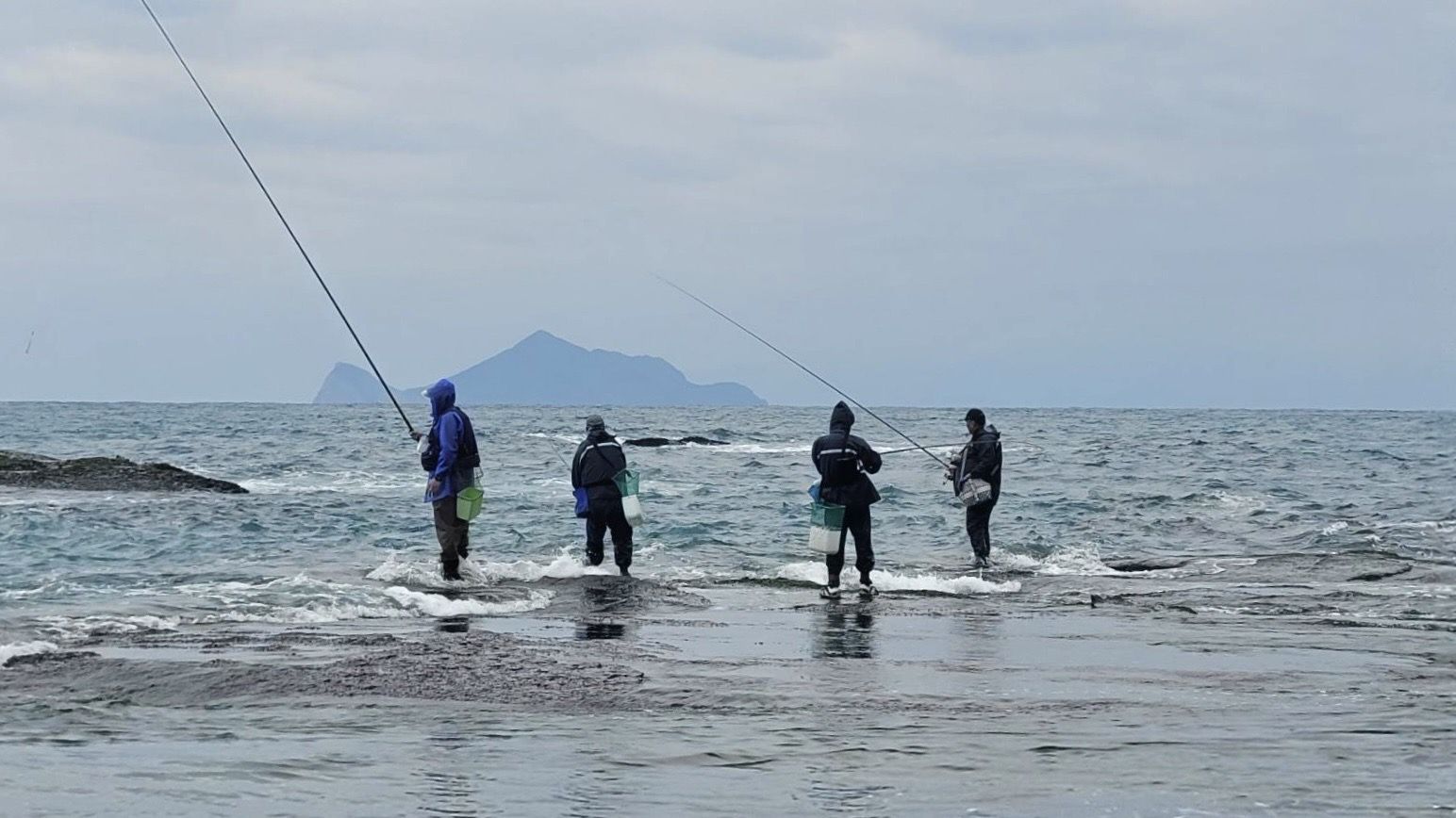 ▲東北角釣客頂風搏浪尋黑毛魚。（圖／新北市漁業處提供）