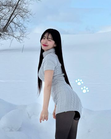 ▲李多慧彎下腰展現完美身材曲線。（圖／翻攝自Instagram／le_dahye）