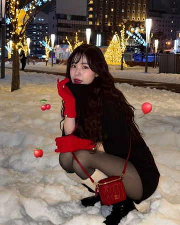 ▲李多慧搭配性感黑絲襪，蹲坐在街頭的雪地上。（圖／翻攝自Instagram／le_dahye）