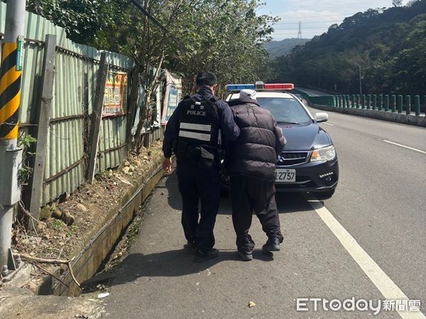 ▲▼拋錨電動車經檢查仍無法啟動只好將余男載回警所，並通知家人帶回。（圖／龜山警分局提供）