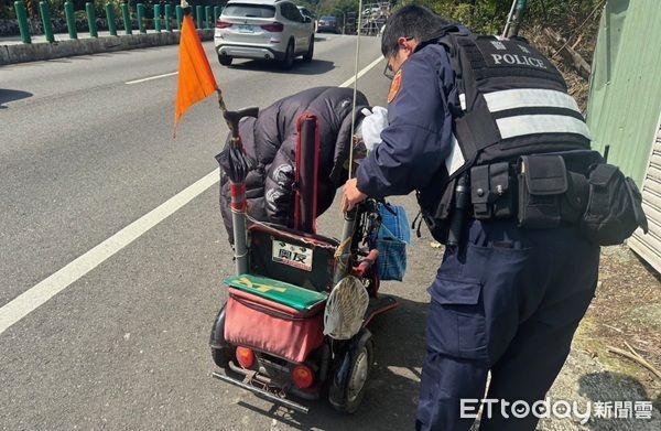 ▲▼拋錨電動車經檢查仍無法啟動只好將余男載回警所，並通知家人帶回。（圖／龜山警分局提供）