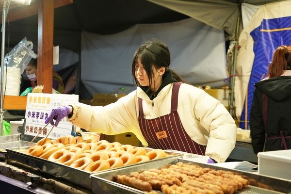 ▲帶環保餐具逛台灣燈會市集