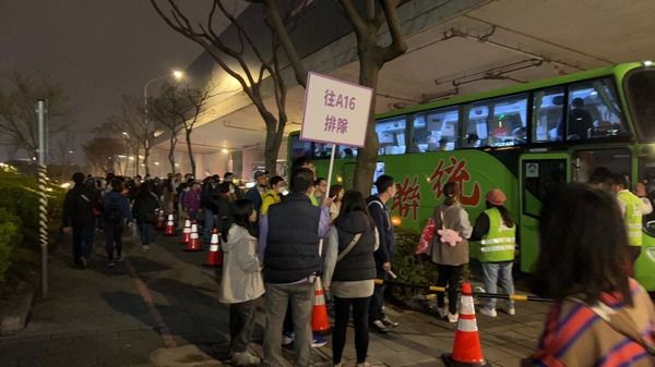 ▲2025台灣燈會在桃園爆人潮，市府再啟動精進疏運措施