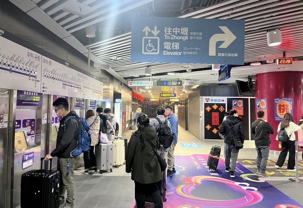 ▲2025台灣燈會在桃園爆人潮，市府再啟動精進疏運措施