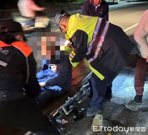 ▲老翁路倒警方協助救援。（圖／記者楊漢聲翻攝）