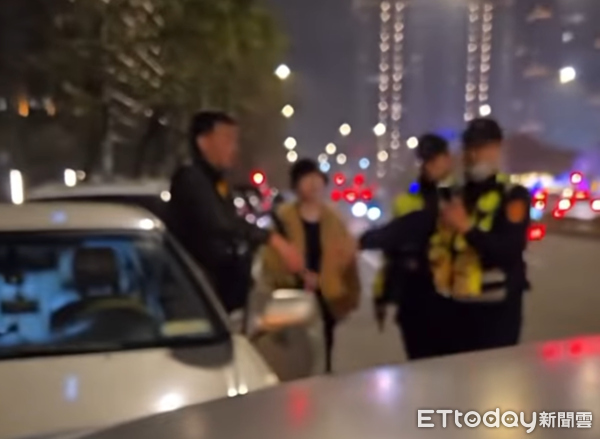 ▲桃園燈會人潮不斷造成車位一位難求，雙方為搶車位各執一詞，請員警到處埋。（圖／民眾提供）