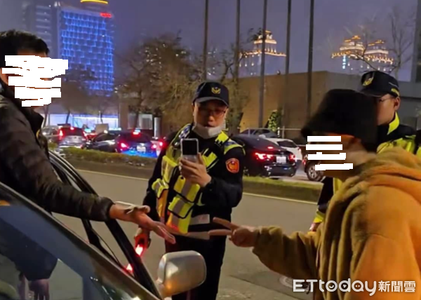 ▲處理員警以猜拳定輸贏，並錄影存證。（圖／民眾提供）