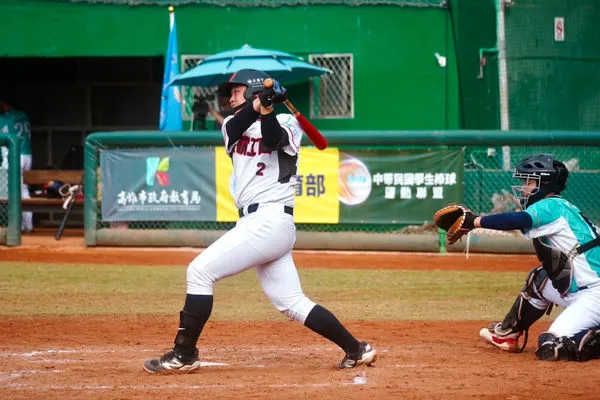 ▲▼吳聲武之子吳彥緯生涯首轟，鶯歌分組一闖第三階段。（圖／學生棒聯提供）