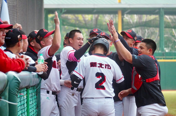 ▲▼吳聲武之子吳彥緯生涯首轟，鶯歌分組一闖第三階段。（圖／學生棒聯提供）