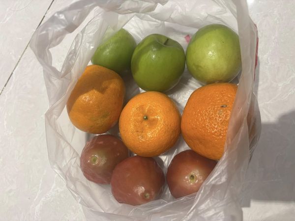 ▲▼市場水果「9顆360元」！她怒被騙 在地人秒認出： 有名的貴。（圖／翻攝自爆料公社）