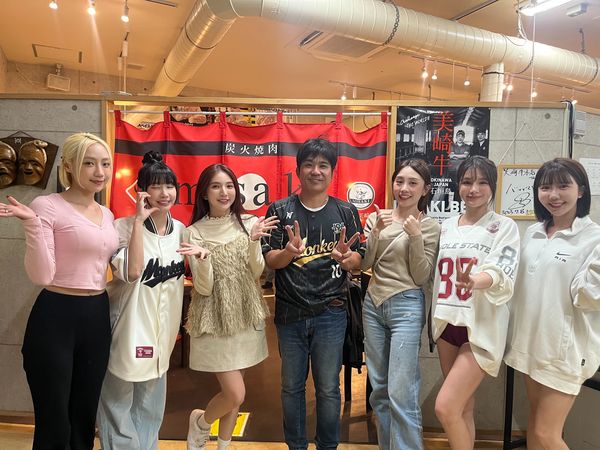 ▲樂天女孩大啖美崎牛。（圖／樂天桃猿提供）