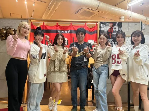 ▲樂天女孩大啖美崎牛。（圖／樂天桃猿提供）