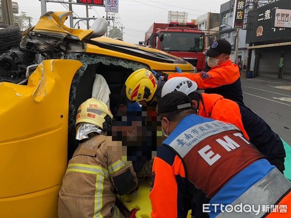 ▲▼台南計程車失控追撞2汽車、6機車。（圖／記者林東良翻攝）