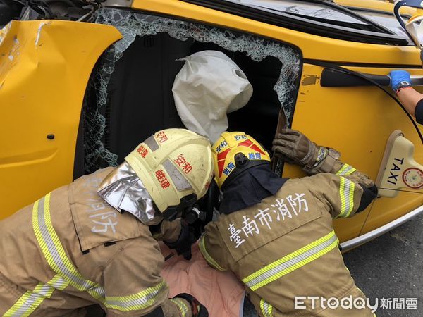 ▲▼台南計程車失控追撞2汽車、6機車。（圖／記者林東良翻攝）