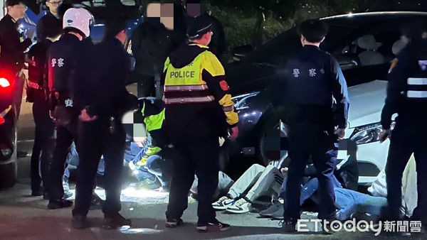 ▲汐止警方出動快打部隊逮捕涉嫌鬥毆的黑衣人。（圖／記者張君豪翻攝）