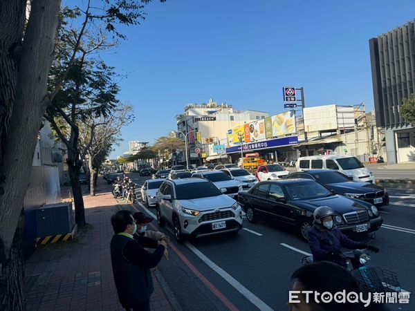 ▲為改善台南北區和緯路五段車流壅塞擾民問題，市議員蔡宗豪偕交通局研議改善方案。（圖／記者林東良翻攝，下同）