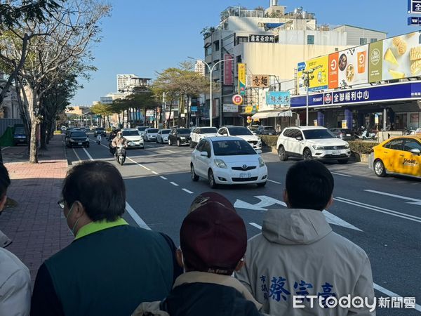 ▲為改善台南北區和緯路五段車流壅塞擾民問題，市議員蔡宗豪偕交通局研議改善方案。（圖／記者林東良翻攝，下同）