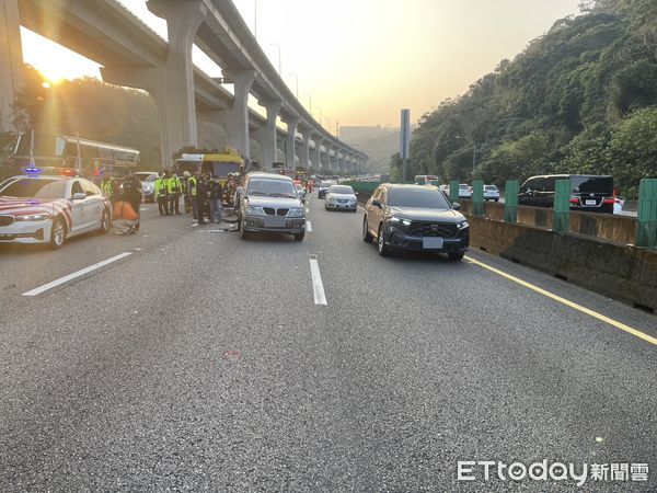 ▲國道1號林口爬坡段17日上午發生嚴重車禍，廂型車駕駛遭追撞亡。（圖／記者陳以昇翻攝，下同）