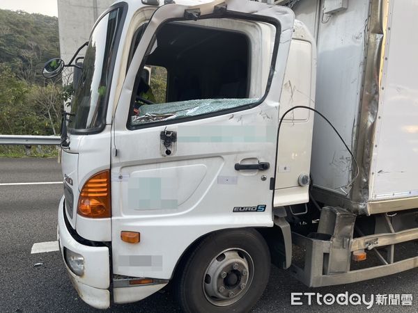 ▲國道1號林口爬坡段17日上午發生嚴重車禍，廂型車駕駛遭追撞亡。（圖／記者陳以昇翻攝，下同）