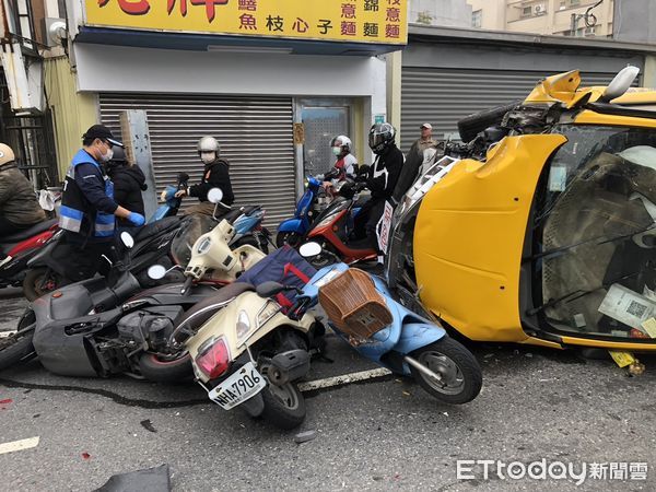 ▲65歲莊男子駕駛計程車追撞停等紅燈8部汽機車，經消防局搶送醫，市警三分局完成測繪勘查蒐證，詳細肇事原因及相關責任由三分局警方調查釐清中。（圖／記者林東良翻攝，下同）