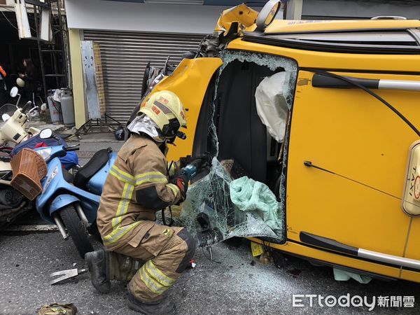 ▲65歲莊男子駕駛計程車追撞停等紅燈8部汽機車，經消防局搶送醫，市警三分局完成測繪勘查蒐證，詳細肇事原因及相關責任由三分局警方調查釐清中。（圖／記者林東良翻攝，下同）