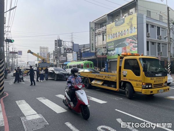 ▲65歲莊男子駕駛計程車追撞停等紅燈8部汽機車，經消防局搶送醫，市警三分局完成測繪勘查蒐證，詳細肇事原因及相關責任由三分局警方調查釐清中。（圖／記者林東良翻攝，下同）