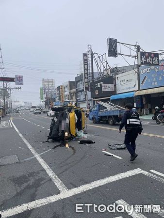 ▲65歲莊男子駕駛計程車追撞停等紅燈8部汽機車，經消防局搶送醫，市警三分局完成測繪勘查蒐證，詳細肇事原因及相關責任由三分局警方調查釐清中。（圖／記者林東良翻攝，下同）