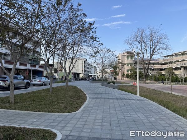 ▲台南市政府持續改善校園周邊通學步道，佳里區信義國小通學步道，不僅使步道平整、安全，綠意停等空間讓家長與孩童不進入校園也能享受滿滿的身心舒暢，令人心曠神怡。（圖／記者林東良翻攝，下同）