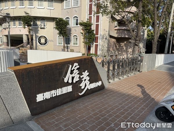 ▲台南市政府持續改善校園周邊通學步道，佳里區信義國小通學步道，不僅使步道平整、安全，綠意停等空間讓家長與孩童不進入校園也能享受滿滿的身心舒暢，令人心曠神怡。（圖／記者林東良翻攝，下同）