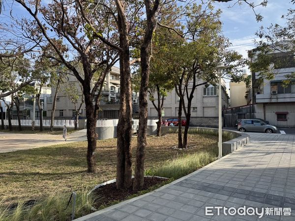 ▲台南市政府持續改善校園周邊通學步道，佳里區信義國小通學步道，不僅使步道平整、安全，綠意停等空間讓家長與孩童不進入校園也能享受滿滿的身心舒暢，令人心曠神怡。（圖／記者林東良翻攝，下同）