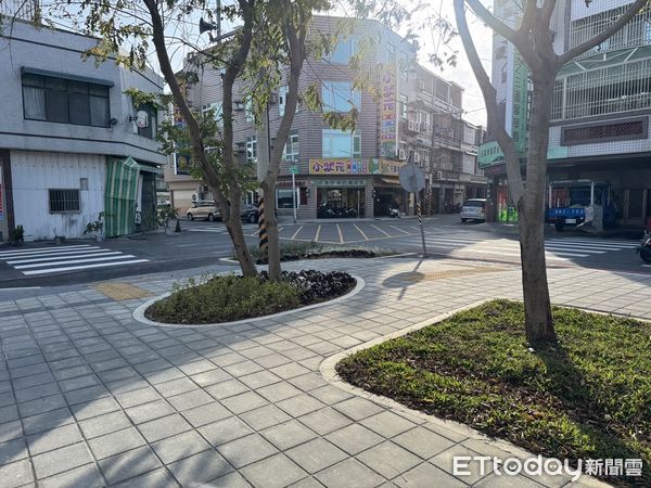 ▲台南市政府持續改善校園周邊通學步道，佳里區信義國小通學步道，不僅使步道平整、安全，綠意停等空間讓家長與孩童不進入校園也能享受滿滿的身心舒暢，令人心曠神怡。（圖／記者林東良翻攝，下同）