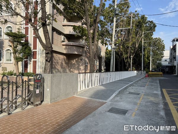 ▲台南市政府持續改善校園周邊通學步道，佳里區信義國小通學步道，不僅使步道平整、安全，綠意停等空間讓家長與孩童不進入校園也能享受滿滿的身心舒暢，令人心曠神怡。（圖／記者林東良翻攝，下同）