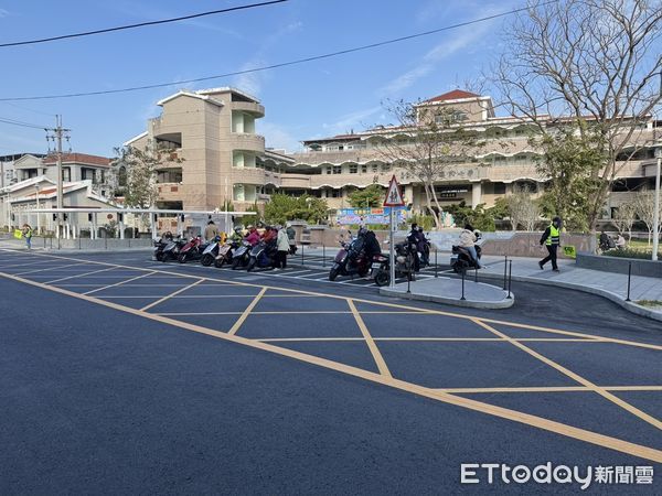 ▲台南市政府持續改善校園周邊通學步道，佳里區信義國小通學步道，不僅使步道平整、安全，綠意停等空間讓家長與孩童不進入校園也能享受滿滿的身心舒暢，令人心曠神怡。（圖／記者林東良翻攝，下同）