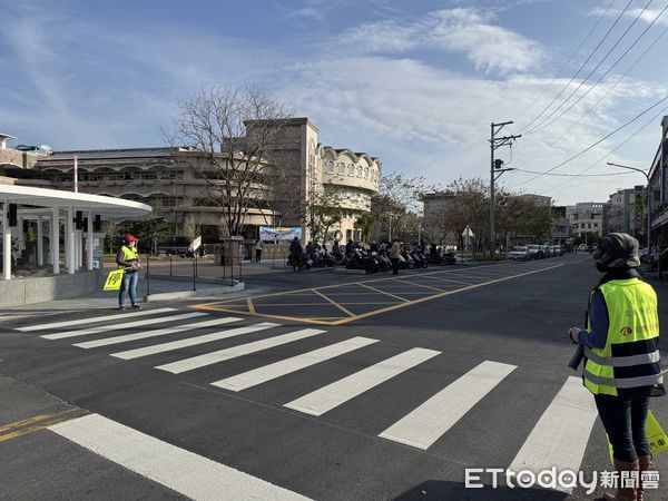 ▲台南市政府持續改善校園周邊通學步道，佳里區信義國小通學步道，不僅使步道平整、安全，綠意停等空間讓家長與孩童不進入校園也能享受滿滿的身心舒暢，令人心曠神怡。（圖／記者林東良翻攝，下同）