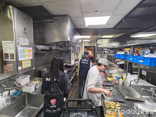 ▲台中氣爆大執法！大魯閣新時代被抓到瓦斯管線洩漏　當場停用。（圖／記者許權毅翻攝）