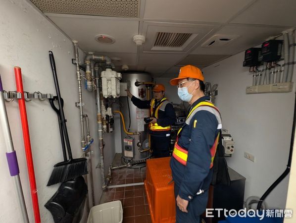 ▲台中氣爆大執法！大魯閣新時代被抓到瓦斯管線洩漏　當場停用。（圖／記者許權毅翻攝）