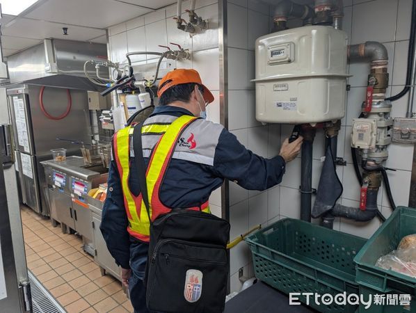 ▲台中氣爆大執法！大魯閣新時代被抓到瓦斯管線洩漏　當場停用。（圖／記者許權毅翻攝）