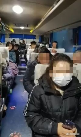 ▲▼一名成都強迫遊客買高價玉石，否則下車。（圖／翻攝微博）