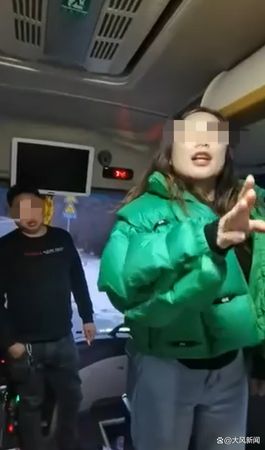 ▲▼一名成都強迫遊客買高價玉石，否則下車。（圖／翻攝微博）