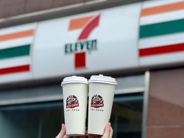 ▲▼7-11超商優惠，濃萃系列咖啡、厚乳拿鐵「買6送6」，指定文具「買3送1」。（圖／業者提供）