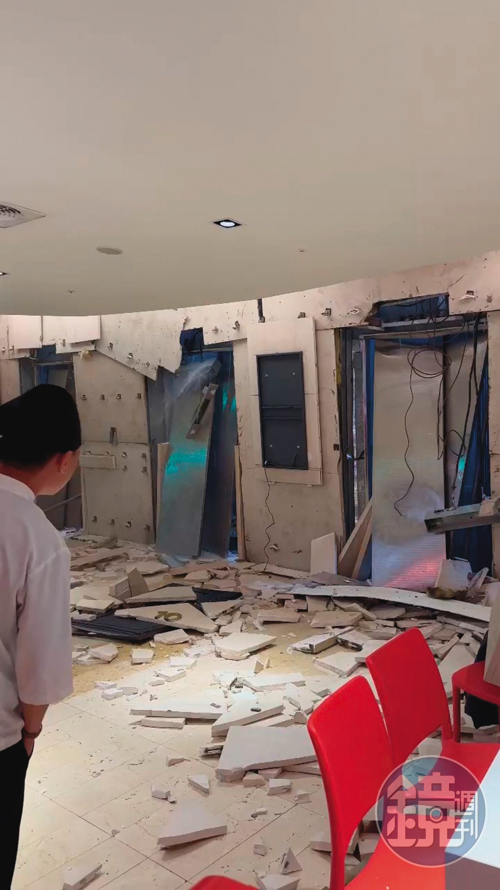 台中新光三越12樓美食街氣爆後，警方沿著樓梯逐層搜索。（台中市消防局提供） 