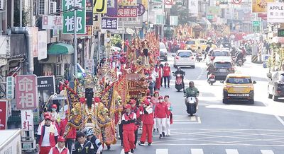 桃園景福宮祈安遶境五頂神轎出巡　韓網紅Judy感受台灣宗教魅力