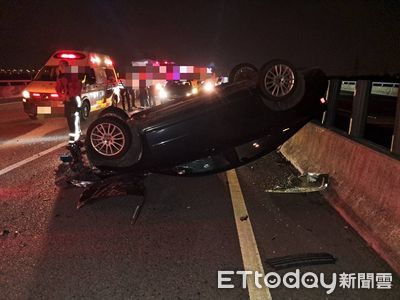 國3北向和美段「3車連環撞」！轎車失控撞聯結車翻覆　1人送醫