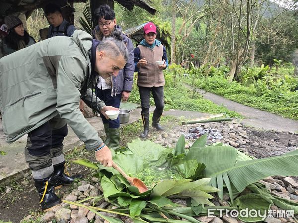 ▲▼兩位記者深入探索花蓮多處特色景點與部落，了解原民文化與特色飲食。（圖／花蓮縣政府提供，下同）