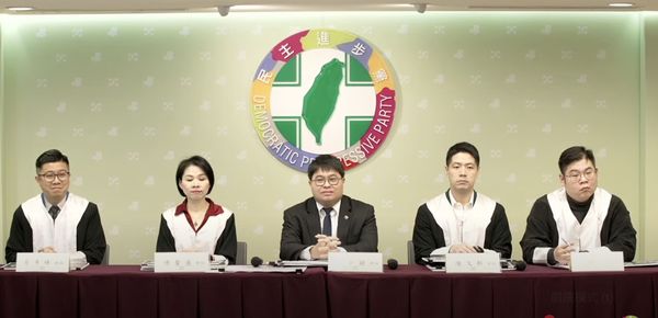 ▲民進黨成立「挺公民、護民主」律師團。（圖／翻攝直播）