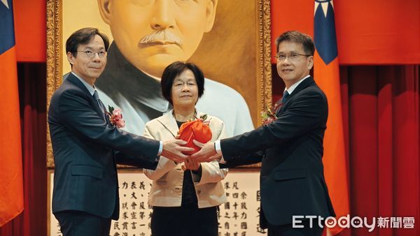 ▲▼台北地院新任院長何信慶（右）17日宣誓就職，與代理院長的北院行政庭長黃柄縉（左）交接院長印信，高等法院院長高金枝監誓與監交，與何信慶在地院有共識之誼的前大法官林俊益到場祝賀。（圖／記者黃哲民攝）