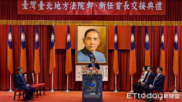 ▲▼台北地院新任院長何信慶（右）17日宣誓就職，與代理院長的北院行政庭長黃柄縉（左）交接院長印信，高等法院院長高金枝監誓與監交，與何信慶在地院有共識之誼的前大法官林俊益到場祝賀。（圖／記者黃哲民攝）