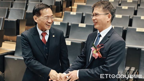 ▲▼台北地院新任院長何信慶（右）17日宣誓就職，與代理院長的北院行政庭長黃柄縉（左）交接院長印信，高等法院院長高金枝監誓與監交，與何信慶在地院有共識之誼的前大法官林俊益到場祝賀。（圖／記者黃哲民攝）